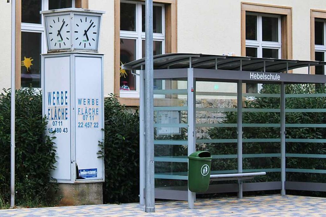 Zentrale Uhr in Wyhlen: Gegenüber der ... Blicke unzähliger Passanten auf sich.  | Foto: Rolf Reißmann