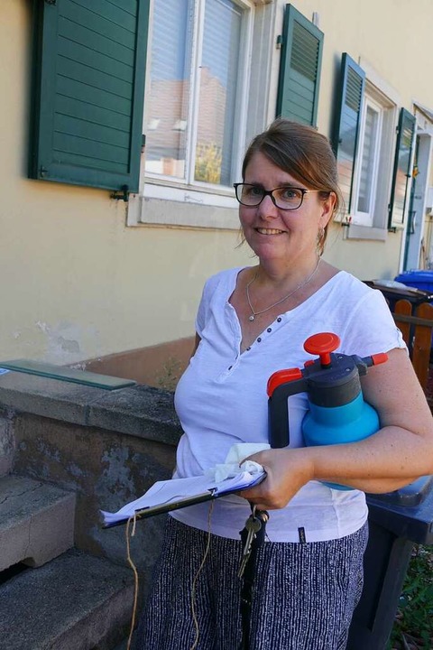 Petra Koops mit Sprühflasche und Notizblock unterwegs in der Gartenstadt  | Foto: Ulrich Senf