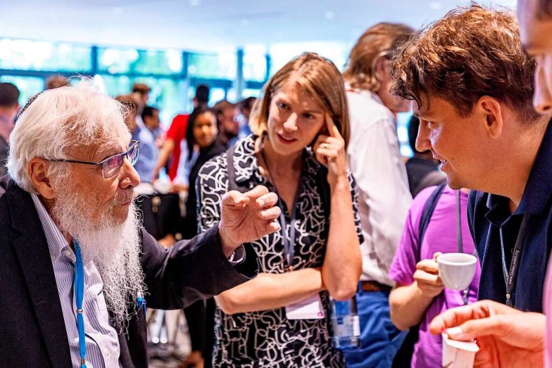 Robert Aumann im Gesprch mit den Nachwuchsforschern  | Foto: Christian Flemming