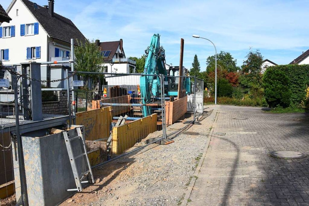 Die Sanierung der Kanalisation im Moos...grüßt, die Gehweg-Pläne dagegen nicht.  | Foto: Robert Bergmann