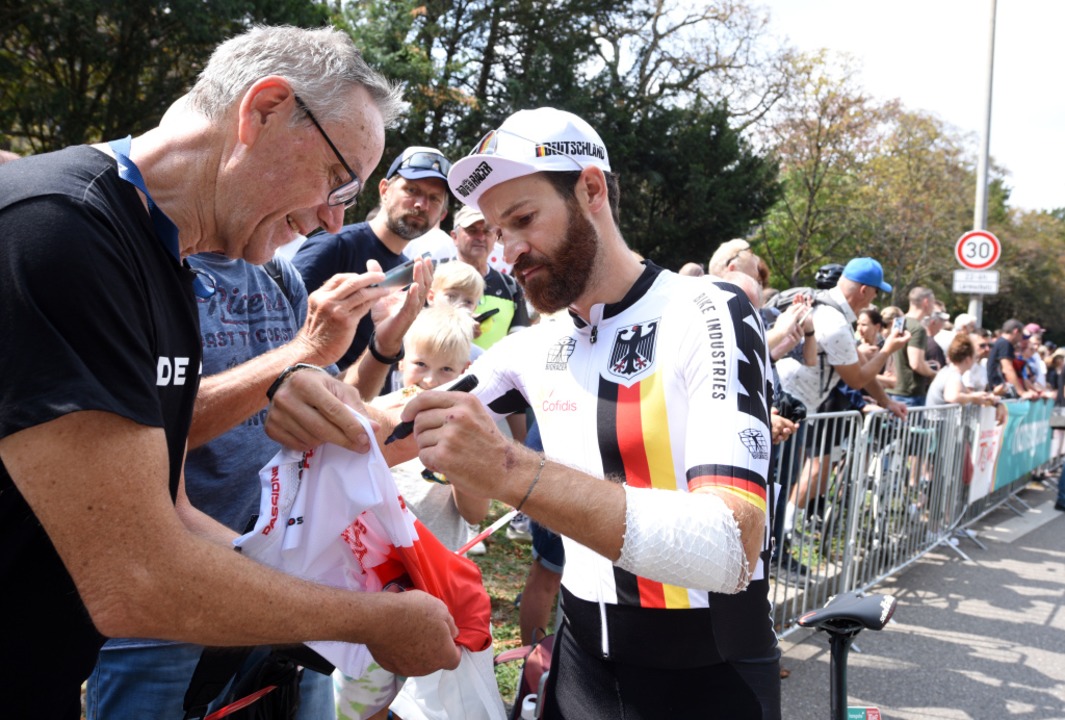 Star des Tages: Simon Geschke signiert vor dem Start ein Shirt...  | Foto: Rita Eggstein