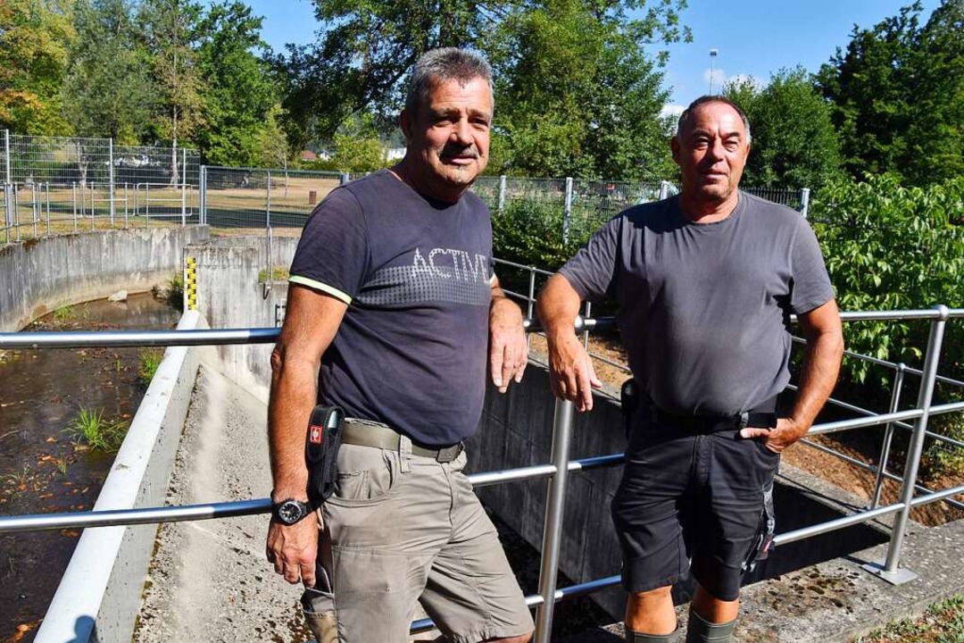 Bernd Lange (links) und Eckhard Büchel...sseranlagenwarte im Dienste der Stadt.  | Foto: Nicolai Kapitz