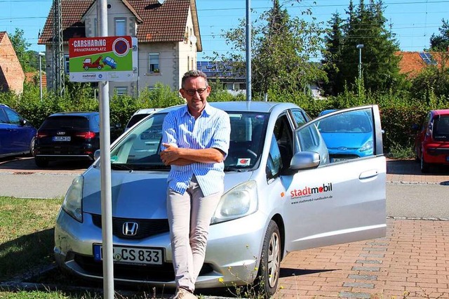 Thomas Schulte am Carsharing-Fahrzeug ...r der Windschutzscheibe gehalten wird.  | Foto: Reinhard Cremer