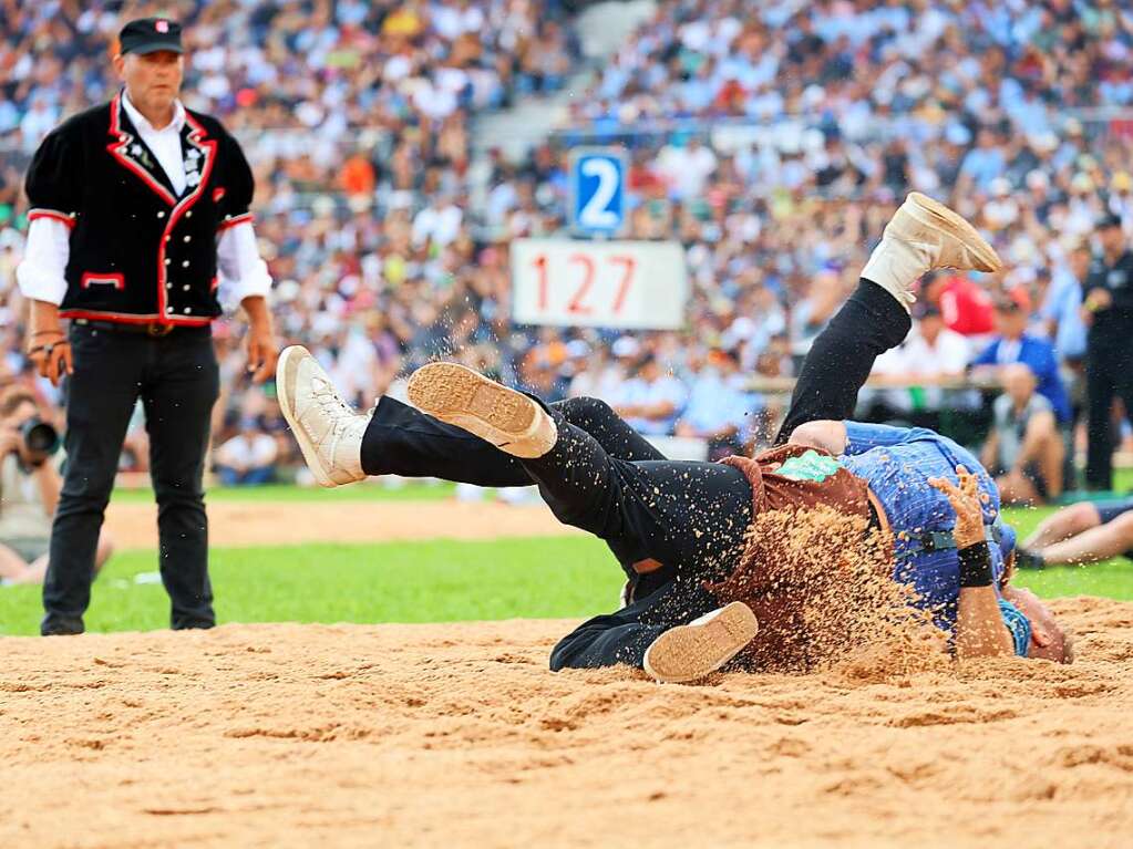 Bis zu 400.000 Menschen werden am Eidgenssischen Schwing- und lplerfest teilnehmen. Im Mittelpunkt stehen die Wettkmpfe im Schweizer Nationalsport Schwingen.