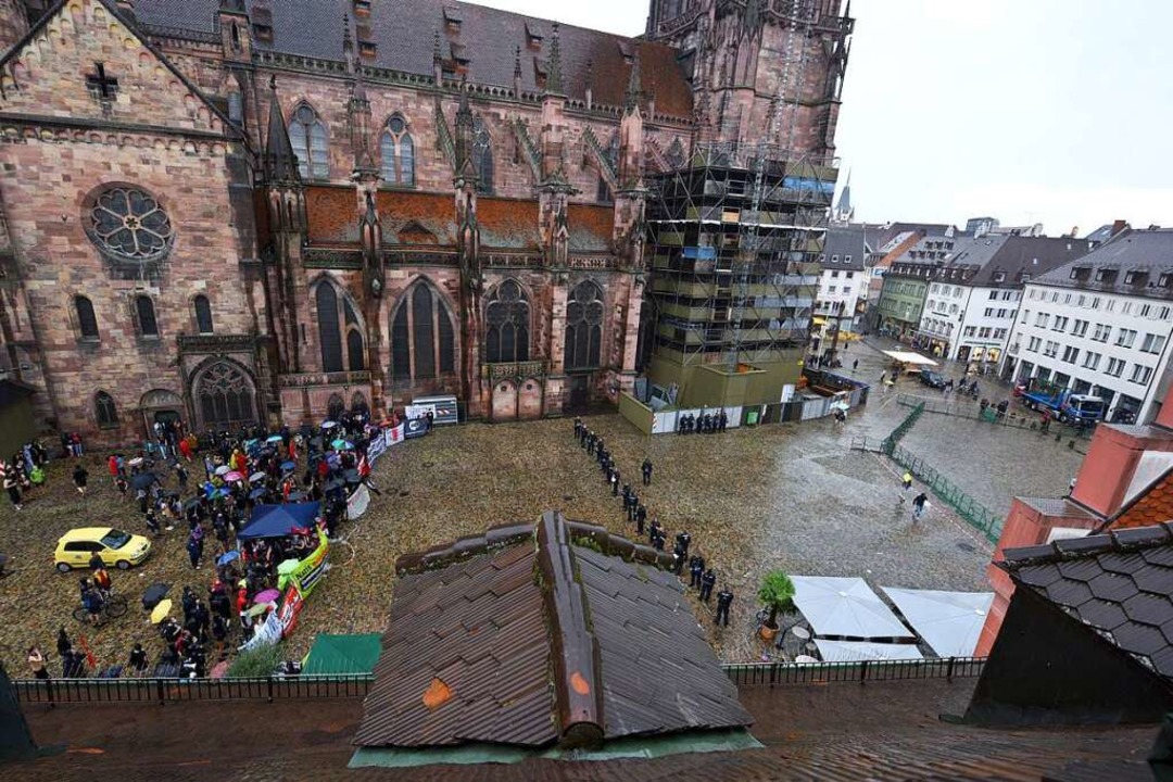 Als Antwort auf eine Kundgebung der Af...t Plakaten in der Freiburger Altstadt.  | Foto: Rita Eggstein