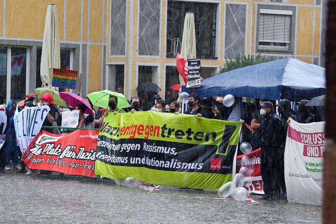 Als Antwort auf eine Kundgebung der Af...t Plakaten in der Freiburger Altstadt.  | Foto: Rita Eggstein