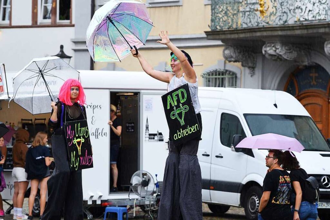 Als Antwort auf eine Kundgebung der Af... Schildern in der Freiburger Altstadt.  | Foto: Rita Eggstein