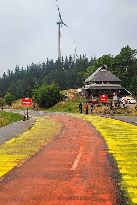 ber Nacht gelb-rot-gelb eingefrbt: Die Kurve an der Holzschlgermatte.  | Foto: Manuel Fritsch