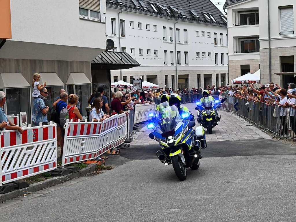 Vor den Radprofis fhrt die Polizei die Strecke ab.