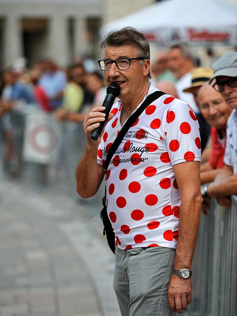 Kurdirektor Rolf Rubsamen gibt die Durchsagen von der Strecke in Bad Krozingens Neuer Mitte