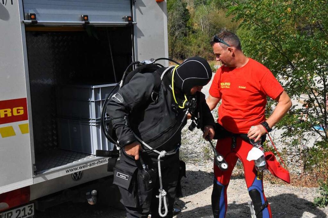 Kristof Biewer hilft Andreas Puke in die Ausrüstung.  | Foto: Kathrin Ganter