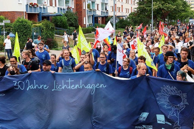 Bei einer Demonstration 30 Jahre nach ...ent &quot;30 Jahre Lichtenhagen&quot;.  | Foto: Bernd Wstneck (dpa)