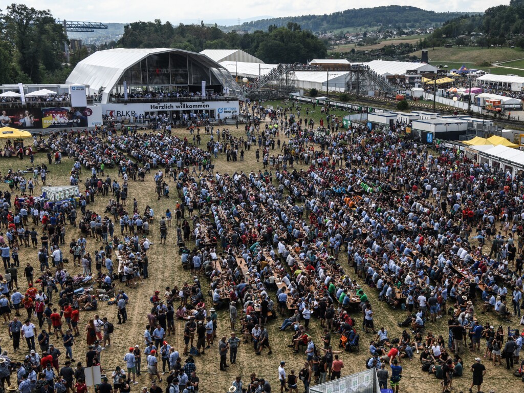 Bis zu 400.000 Menschen werden am Eidgenssischen Schwing- und lplerfest teilnehmen. Im Mittelpunkt stehen die Wettkmpfe im Schweizer Nationalsport Schwingen.