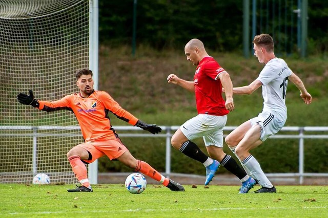 Spte Entscheidung: VfR-Torjger Flori...te) berwindet Keeper Fatih Er zum 3:2  | Foto: Ralf Schuble