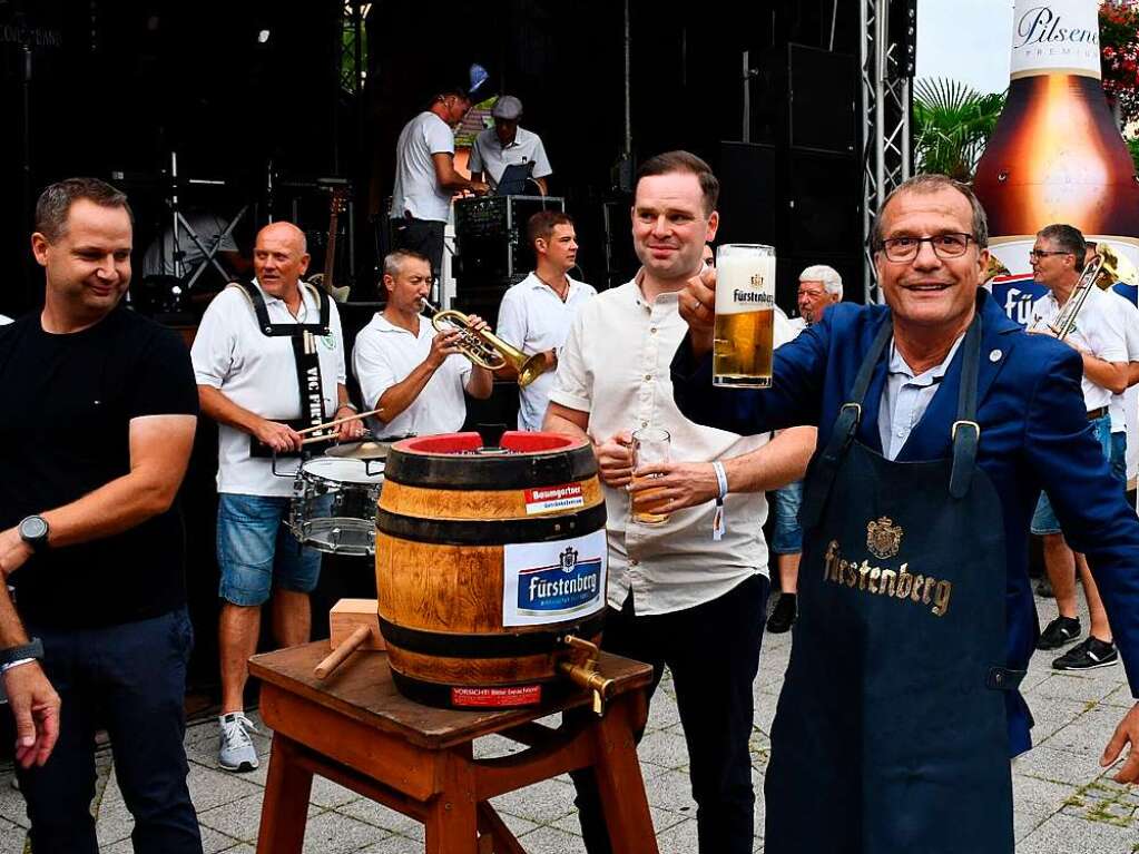 Der Oberbrgermeister beim Fassanstich