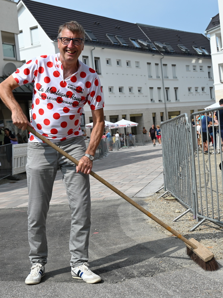 Kurdirektor Rolf Rubsamen macht hchstpersnlich die Strecke in Bad Krozingens Neuer Mitte sauber