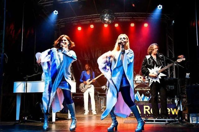 Beim Konzert am Pool schwappt die ABBA-Welle nach Grenzach-Wyhlen