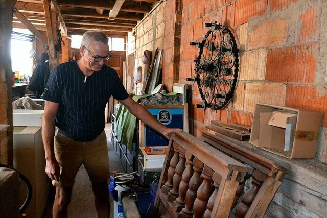 Bernd Ober mit den Utensilien, die er ...nrichtung des Gasthauses erworben hat.  | Foto: Christiane Sahli