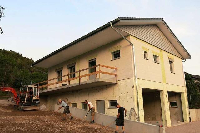 Viele freiwillige Arbeitsstunden fr das Brgerhaus in Brunnadern