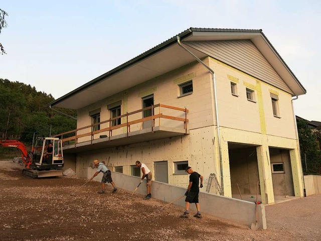 Simon Burger im Minibagger arbeitet zu...rt zum neuen Brgerhaus in Brunnadern.  | Foto: Erhard Morath