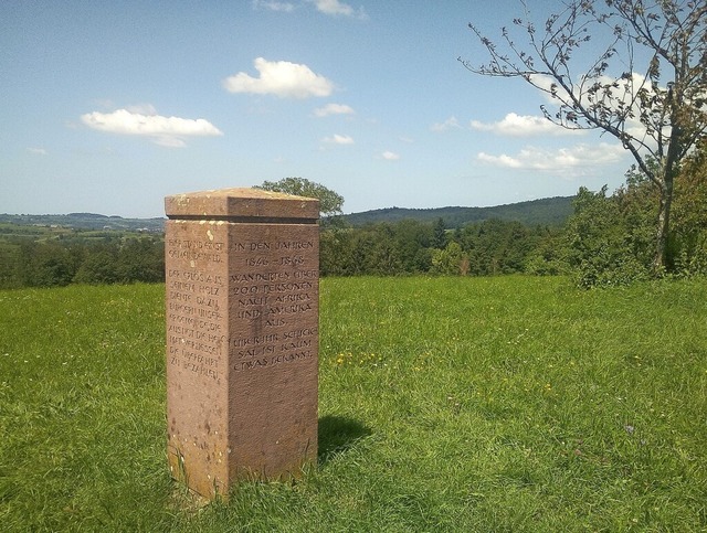 Der Auswanderer-Gedenkstein im Gewann Hurst  | Foto: Geschichts- und Brgerverein Heimbach