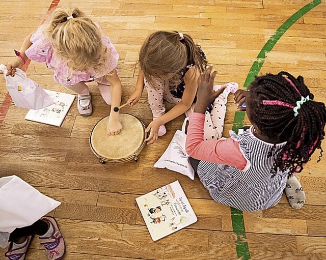 Kinder spielen in einer Kita.  | Foto: Christian Charisius (dpa)