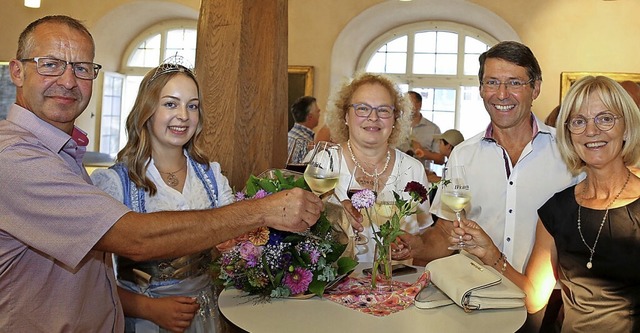 Carina Kratt (Zweite von links) mit de...rgermeister Bruno Metz und Frau Lioba   | Foto: Sandra Decoux