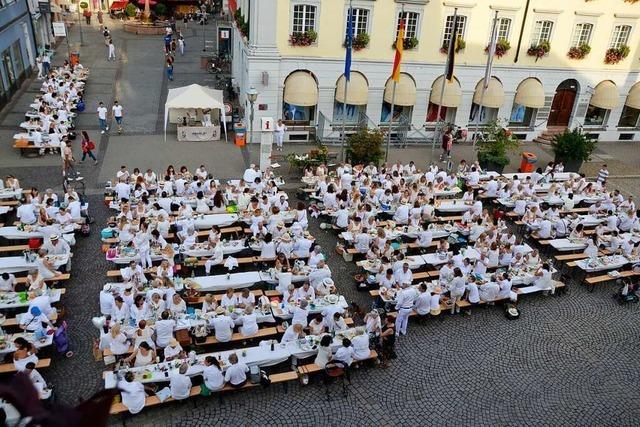 Gesamtkunstwerk in Weiß: Mehr als 600 beim White Dinner in Offenburg