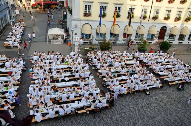 Blick aus dem Rathaus aufs &#8222;White Dinner&#8220;  | Foto: Hubert Rderer