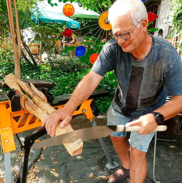 Jrgen Nger arbeitet an einer Skulptur aus einem alten Pfahlholz.  | Foto: Roswitha Frey