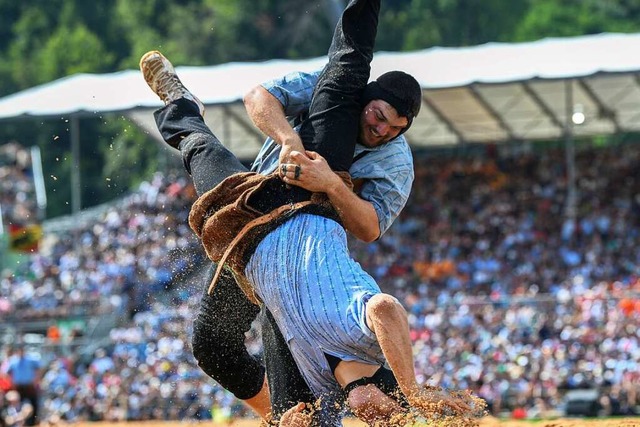 Schwingen erfordert  enorm viel Kraft,...mentale Strke und ein stabiles Kreuz.  | Foto: Juri Junkov