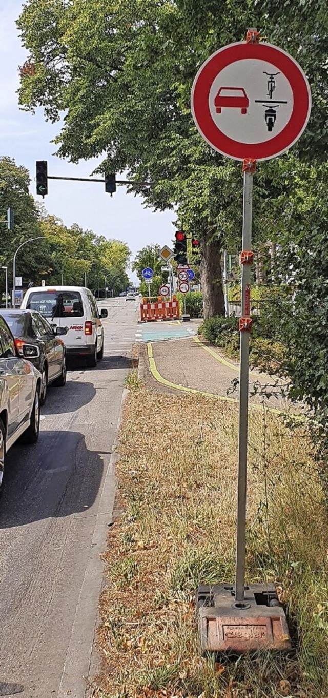 Neues Verkehrszeichen verbietet das berholen von Zweirdern.  | Foto: Stadt Offenburg