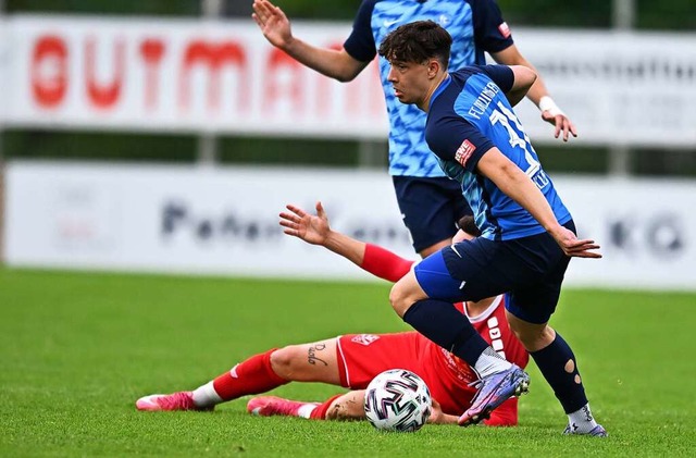 Der Denzlinger Simon Walter (blaues Trikot) sah in Singen die Rote Karte  | Foto: Achim Keller