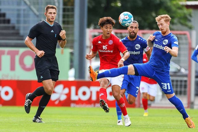 Der Mainzer Kaito Mizuta chippt den Ba...in des Bahlingers Nico Gutjahr hinweg.  | Foto: IMAGO/Eibner-Pressefoto/Ulrich Scherbaum