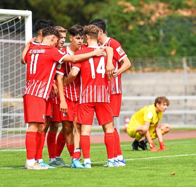 Freiburger Klassentreffen nach dem Tor zum 4:0-Endstand  | Foto: Achim Keller