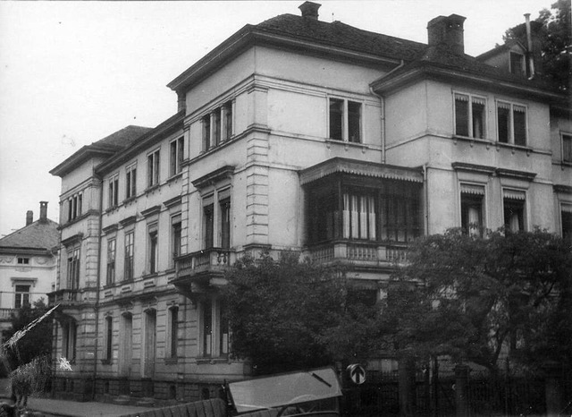 Das freistehende Doppelhaus Erbprinzen... (links) auf einem Foto von etwa 1930.  | Foto: Stadtarchiv Freiburg, Signatur M 70S 201/27 Nr. 233
