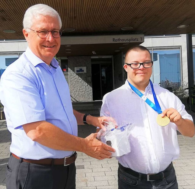 Max Schumann mit der Goldmedaille bei Wolfgang Dietz  | Foto: Stadtverwaltung Weil am Rhein / Bhr