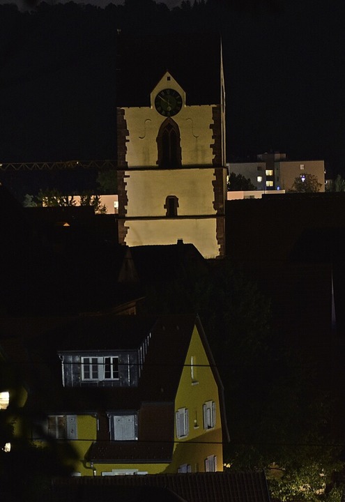 St. Michael im Halbdunkel: Die Alte St...hrzeichen, wird nicht mehr beleuchtet.  | Foto: Nicolai Kapitz