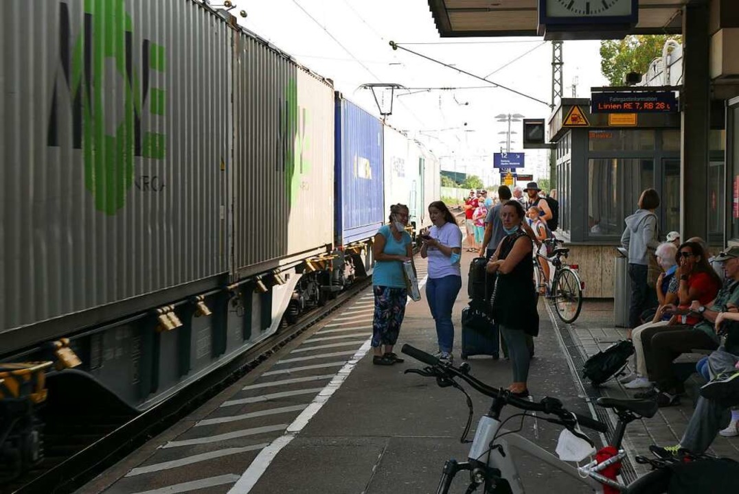 Güterzüge fahren durch im Bahnhof Bad Krozingen  | Foto: Hans-Peter Müller