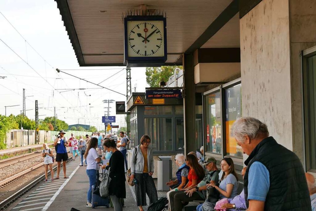 Viele Fahrgäste warten auf einen Zug  | Foto: Hans-Peter Müller