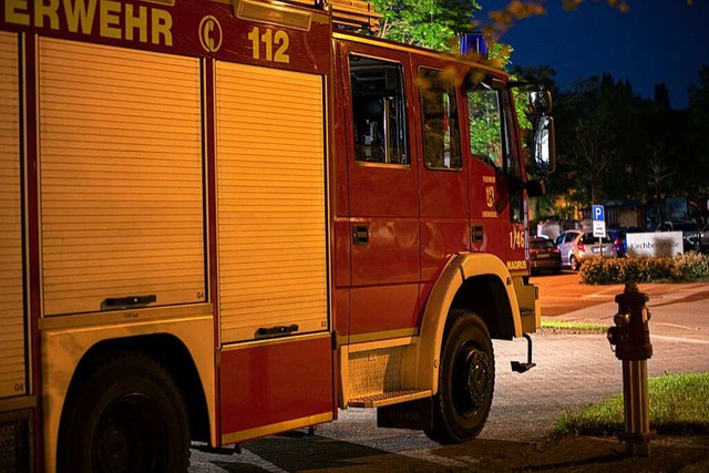 Die Feuerwehr Ehrenkirchen war mit 20 ...nd musste ein brennendes Auto lschen.  | Foto: Hubert Gemmert