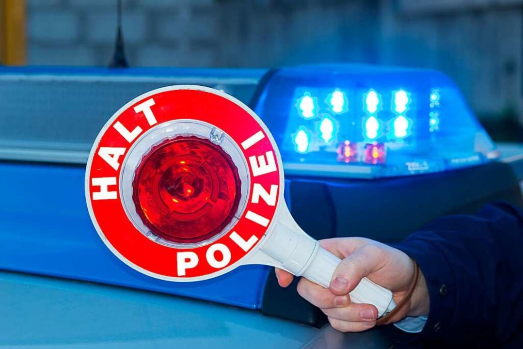 Die Polizei will drei Motorradfahrer kontrollieren, doch die suchen das Weite.  | Foto: Picture-Factory