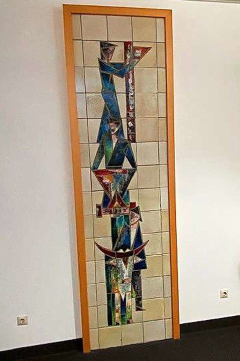 Das Majolika-Wandbild, &#8222;Die Entw...sef Hauser, braucht einen neuen Platz.  | Foto: Sparkasse