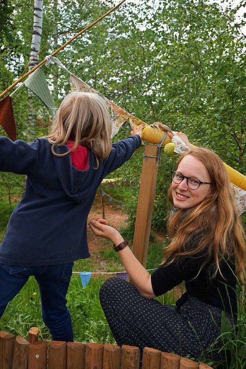 Sophia Winterhalder, seit Mai Leiterin...ffikus,  beim Spielen mit den Kindern.  | Foto: Fabian Sickenberger