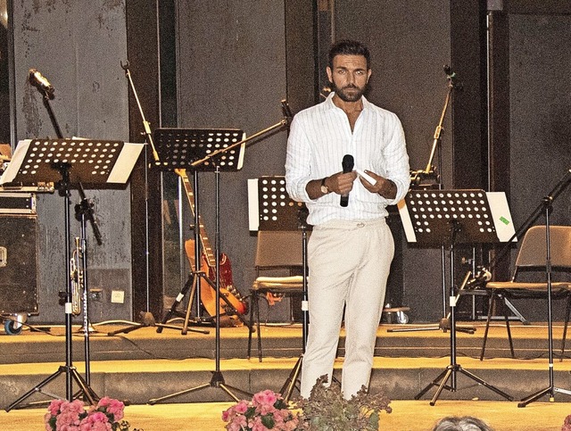 Takis Mehmet Ali auf der Bhne in der Konzertmuschel  | Foto: Volker Mnch
