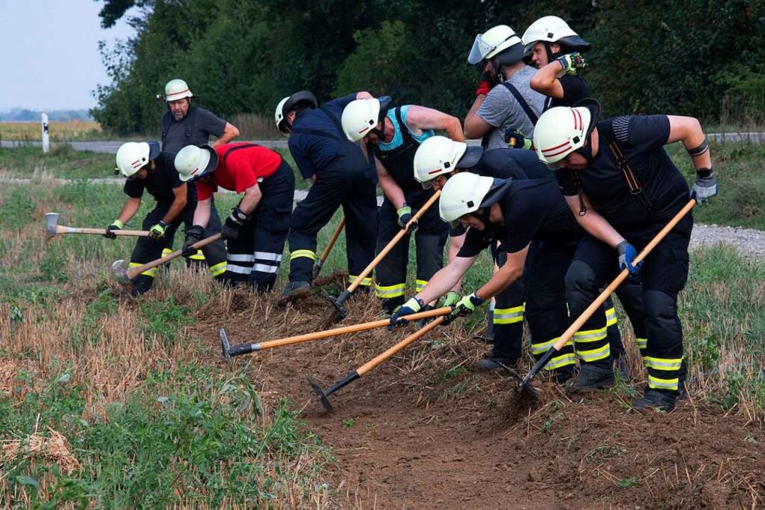 Die Feuerwehrleute lernten, wie sie ein Feuer auf dem Feld stoppen können.  | Foto: Volker Münch