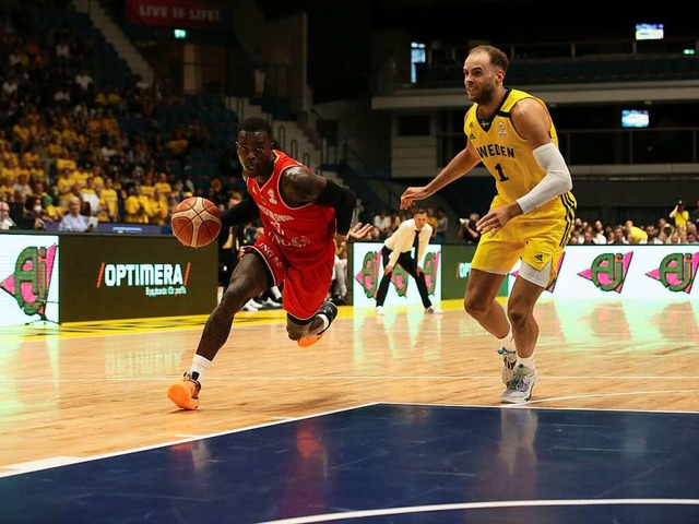 Dennis Schrder (links), hier in einem...he Team bei der EM als Kapitn fhren.  | Foto: Matthias Stickel (dpa)