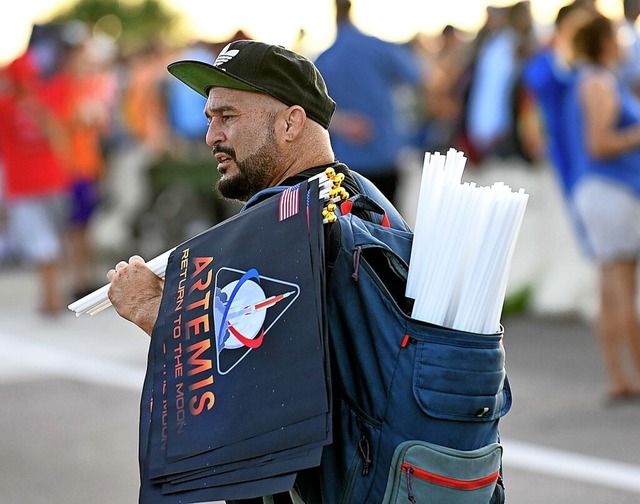 Ein enttuschter Flaggenverkufer nach dem verschobenen Start  | Foto: GERARDO MORA (AFP)