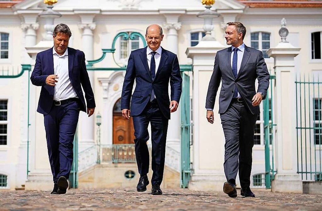 So dynamisch wie Habeck, Scholz und Li...uft es in der Koalition derzeit nicht.  | Foto: Kay Nietfeld (dpa)