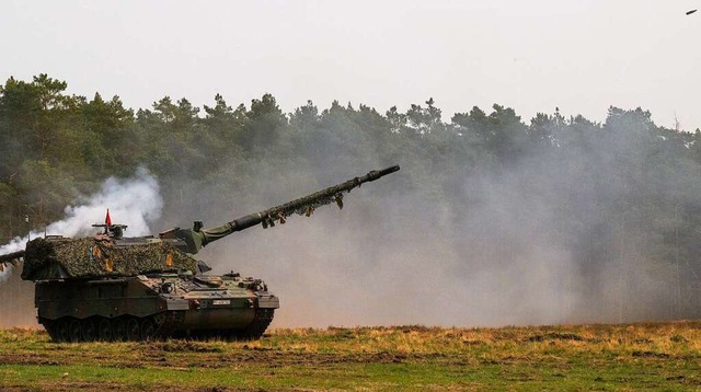 Eine Panzerhaubitze 2000 bei einer bu...ll ist auch in der Ukraine im Einsatz.  | Foto: Philipp Schulze (dpa)